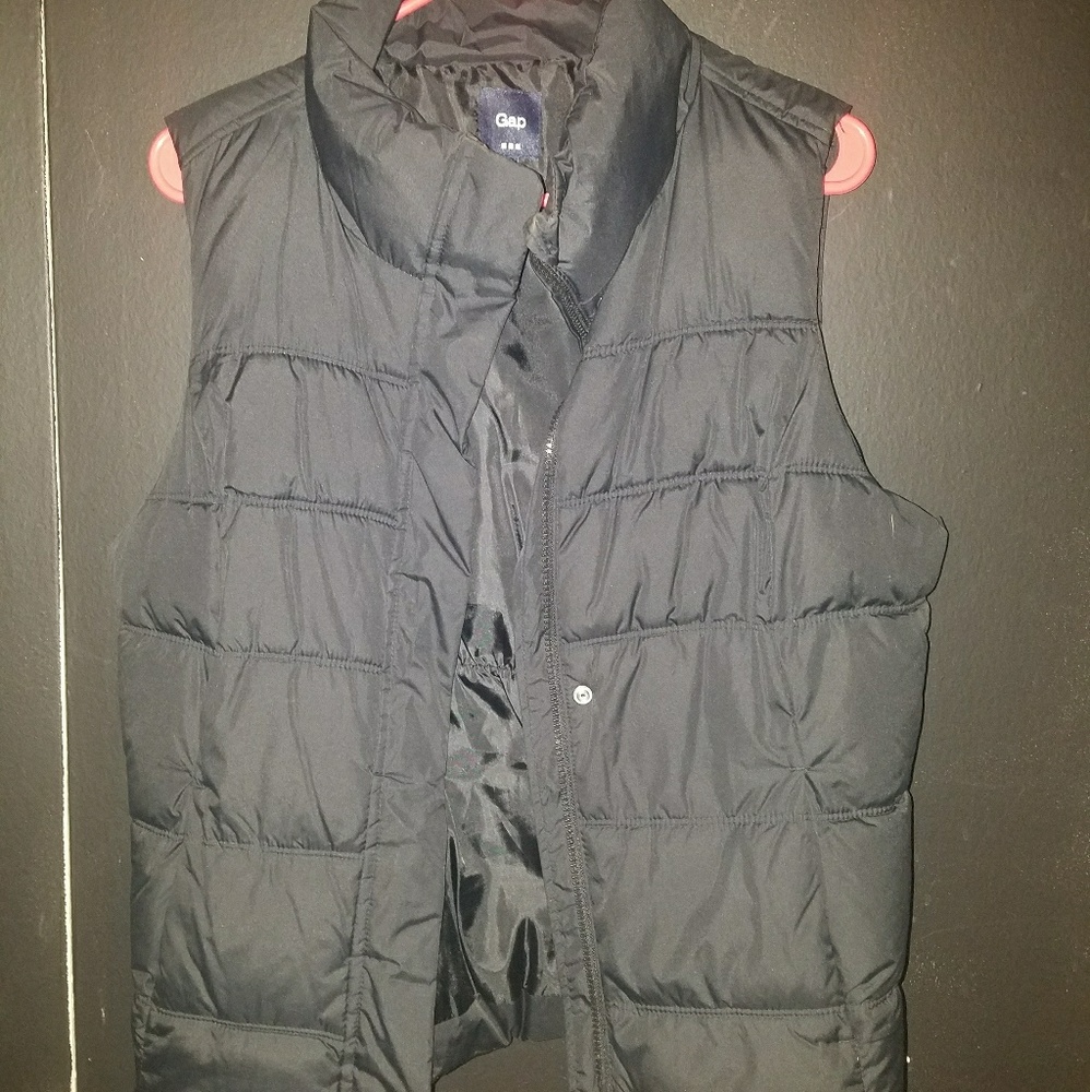 THE GAP' S POPULAR PUFFER VEST IN BLACK